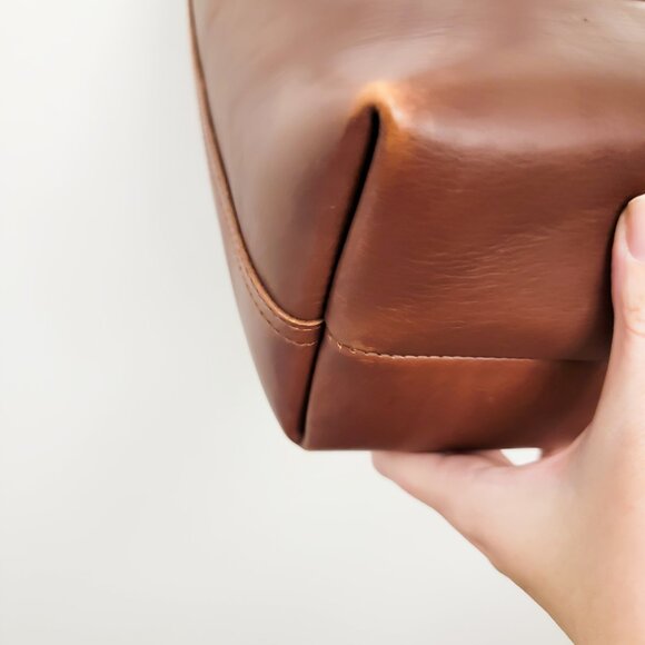 Madewell The Transport Bucket Bag in Soft Mahogany - Picture 6 of 11